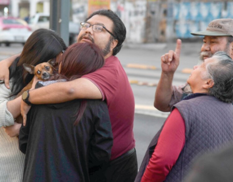Capitalinos salen de sus casas tras activarse la alarma sísmica, en febrero del 2024