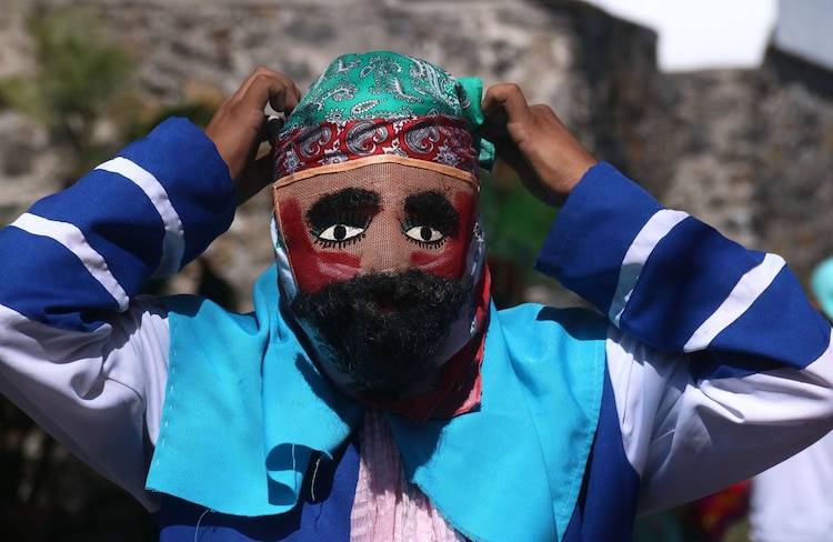 Varias comparsas de chinelos danzan durante la fiesta de la iglesia de Cristo Rey, en la colonia el Empleado. Imagen de archivo.