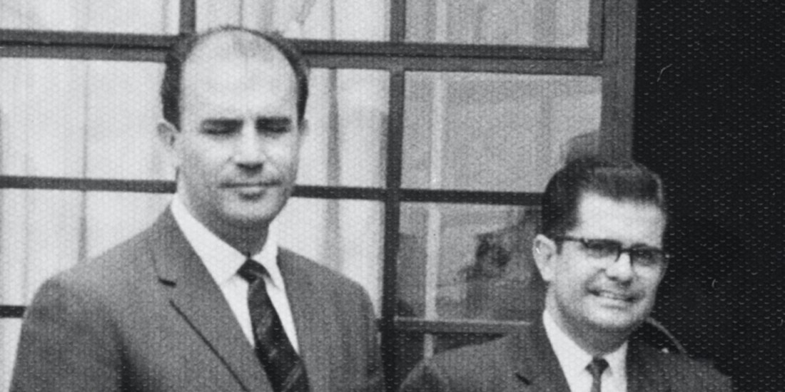 José Luis Martínez con Miguel León-Portilla en la residencia de la Embajada de México en Perú, 1961.