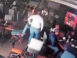 Cámaras de seguridad captaron el asesinato de un empresario minero dentro de un restaurante.