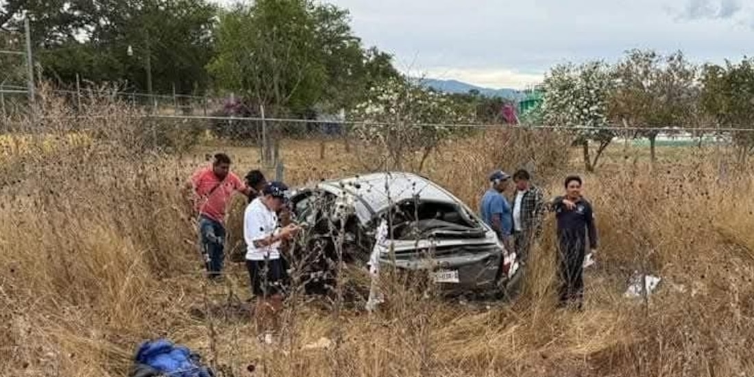 Integrantes del grupo Lobo Mixteco sufren fuerte volcadura en Oaxaca