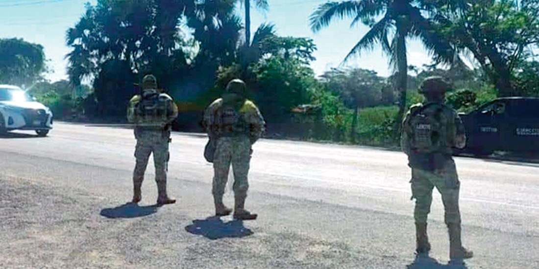 POLICÍAS y fuerzas federales resguardaron ayer las zonas de los crímenes.