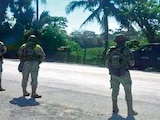 POLICÍAS y fuerzas federales resguardaron ayer las zonas de los crímenes.
