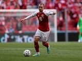 Christian Eriksen conduce el esférico durante el partido entre Dinamarca y Finlandia en Copenhague en el debut de ambas selecciones en la Eurocopa 2021.