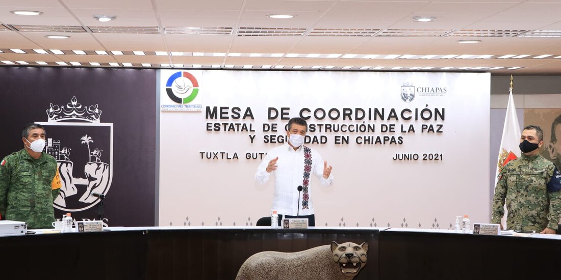 El gobernador de Chiapas, Rutilio Escandón, ha acudido a diferentes escuelas a inaugurar obras de mejoramiento de espacios educativos.
