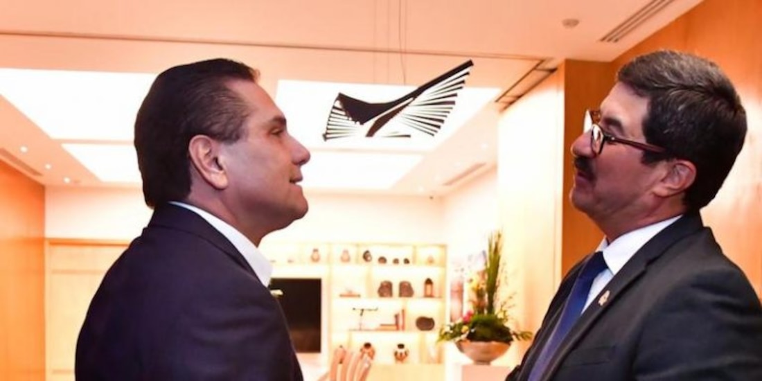 En imagen de archivo, el gobernador de Michoacán (izq) saludo a su homólogo de Chihuahua durante SU segundo informe de gobierno.