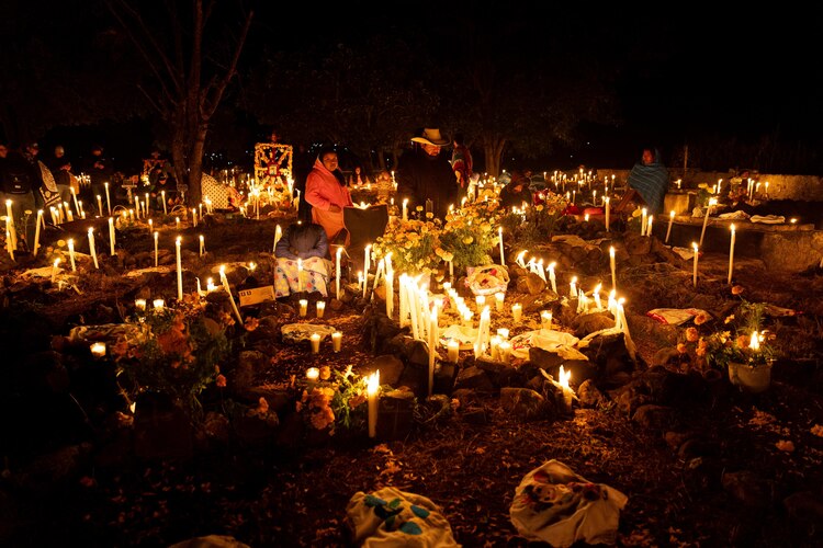 Con flores de cempasúchil y alimentos así recibieron en Janitzio las almas de los difuntos. Foto: Especial