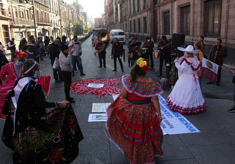 "Adelitas" bailando frente a Palacio Nacional