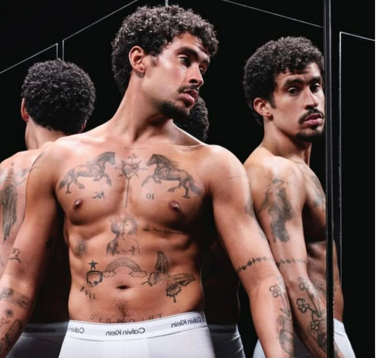 Bad Bunny sin camisa