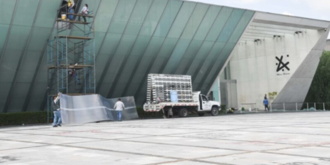 Trabajadores, ayer, reparando la fachada del museo y limpiando pintas.