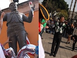 Fans de Juan Gabriel se reúnen frente a la estatua del artista que se encuentra en la Plaza de Garibaldi, en enero