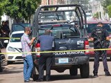 Elementos municipales resguardan una escena del crimen en Guanajuato.