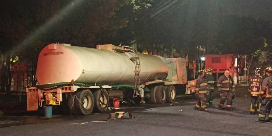 Bomberos atienden fuga de sustancia química en Iztapalapa