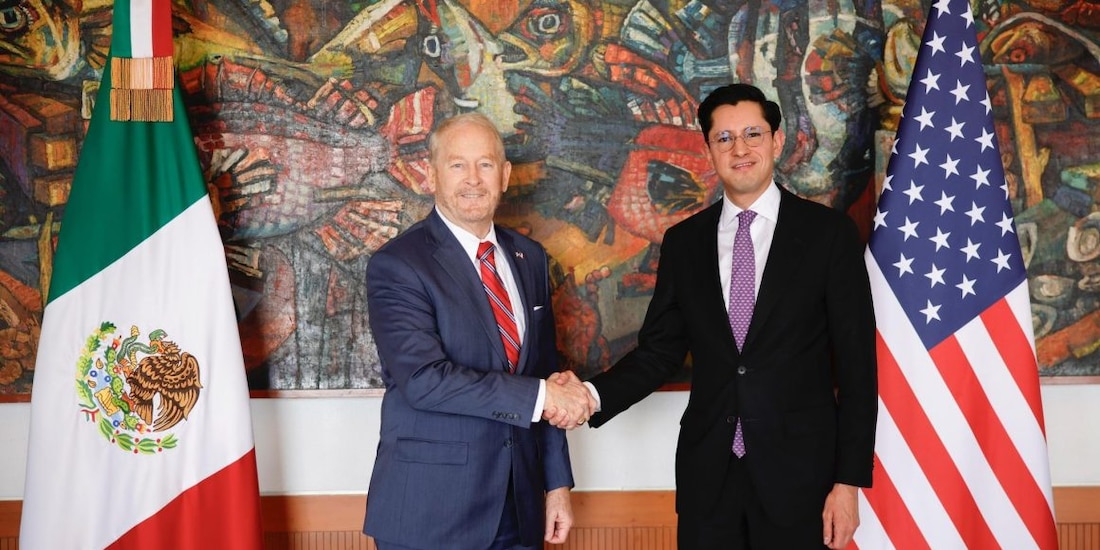 Ronald Johnson, embajador de EU en México (izq.) y Roberto Velasco, titular de la SRE (der.).