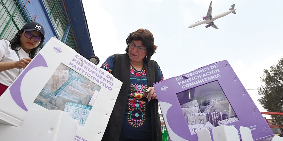 Una mujer mete a las urnas del IECM sus votos en las consultas de ayer