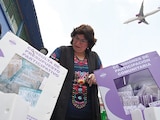 Una mujer mete a las urnas del IECM sus votos en las consultas de ayer