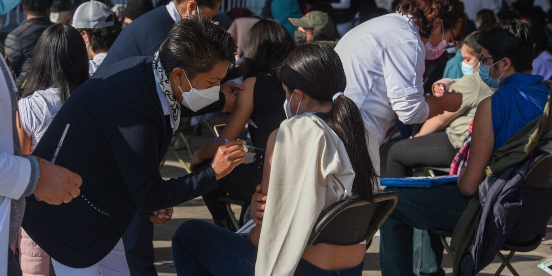 Jóvenes de 15 a 17 acuden a vacunarse, ayer, en Lerma, Estado de México.