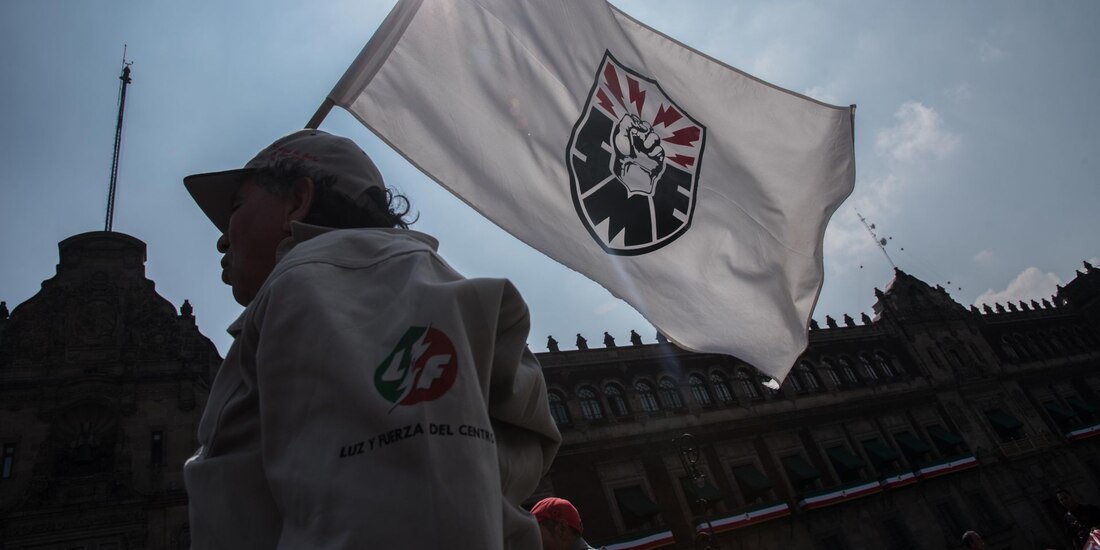 Trabajadores disidentes del Sindicato Mexicano de Electricistas (SME) se manifestaron al exterior de Palacio Nacional.