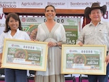 La directora de la Lotería Nacional, Olivia Salomón, destacó la relevancia del billete conmemorativo dedicado a los polinizadores.