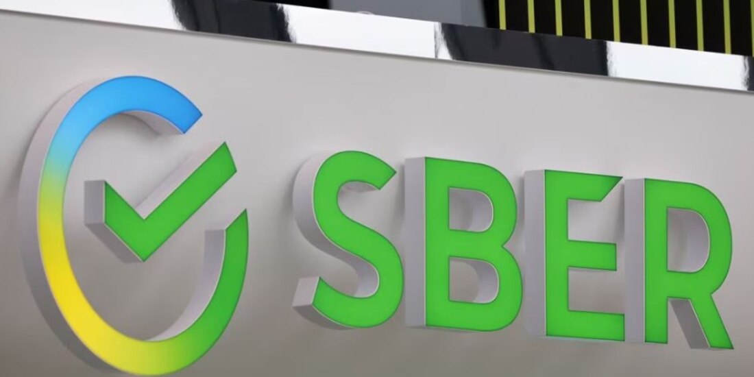 Una vista muestra el logotipo de Sber (Sberbank) en el Foro Económico Internacional de San Petersburgo (SPIEF) en San Petersburgo, Rusia.