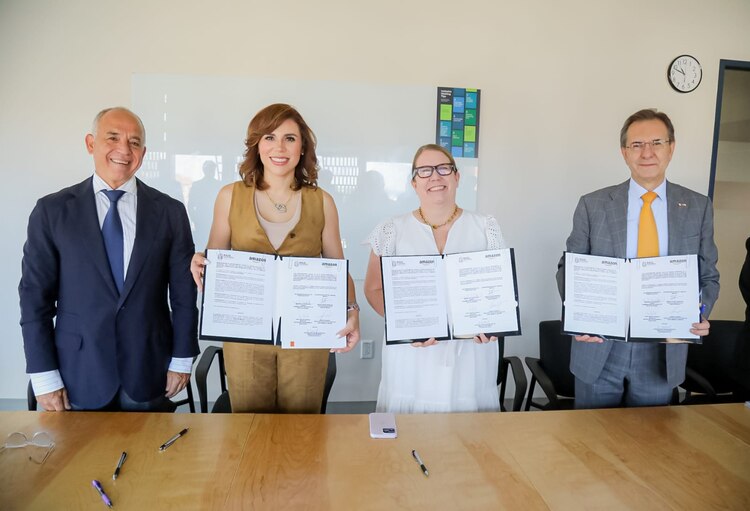 Firma histórica con Amazon México: Impulsando PyMES y artesanos de Baja California hacia el comercio electrónico internacional.