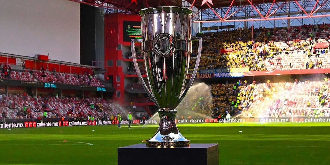 El trofeo de la Concacaf Champions Cup, cuyo actual monarca es Toluca.