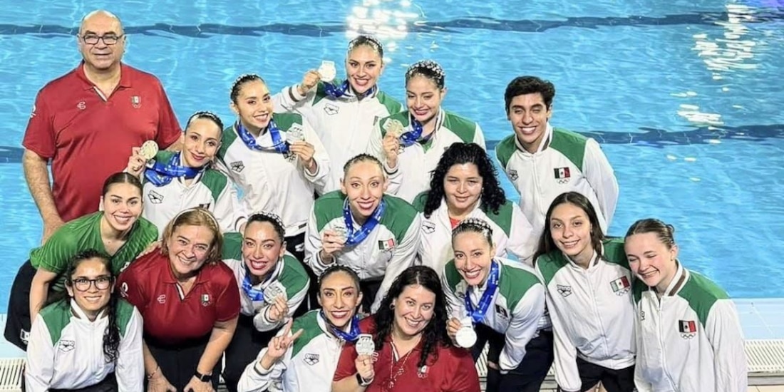El equipo mexicano de natación artística tras ganar su medalla de plata.