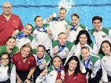 El equipo mexicano de natación artística tras ganar su medalla de plata.