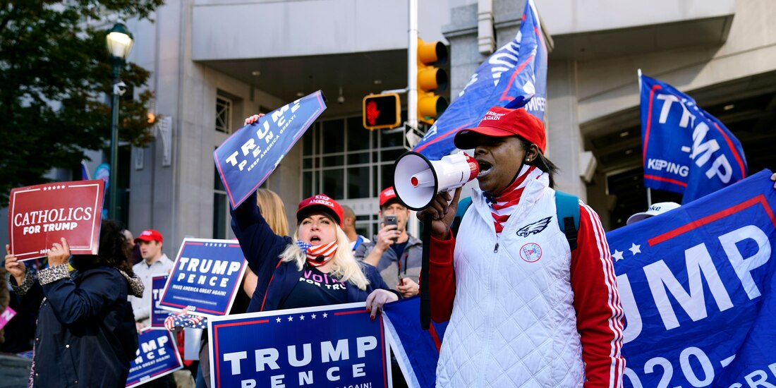 Simpatizantes de Trump exigen que el conteo de votos se detenga, este jueves, en Michigan