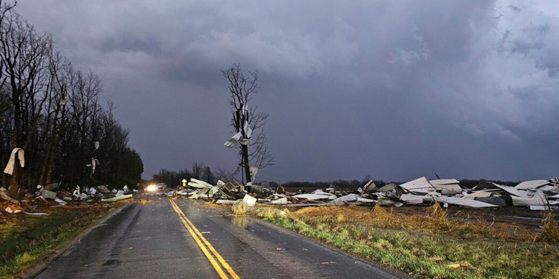 Escombros cubren la carretera tras el paso de una tormenta por la zona norte de Seymour, Missouri, en Webster.