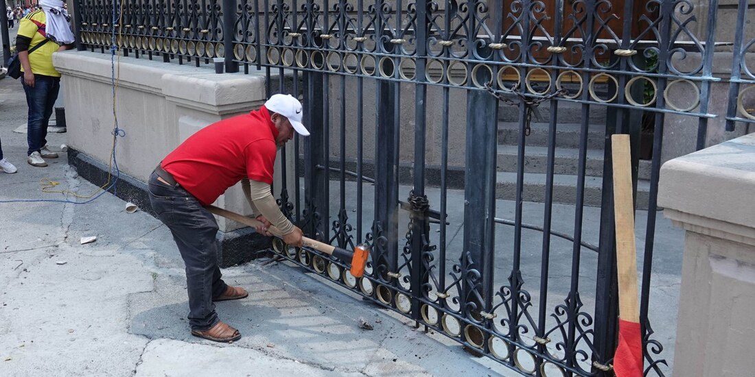 Maestros de Guerrero durante conato de enfrentamiento en las inmediaciones de Segob