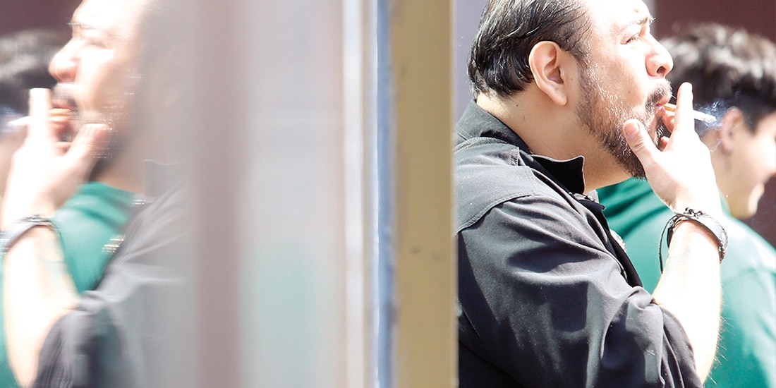 Fumador en la vía pública de la CDMX, el pasado 3 de enero.