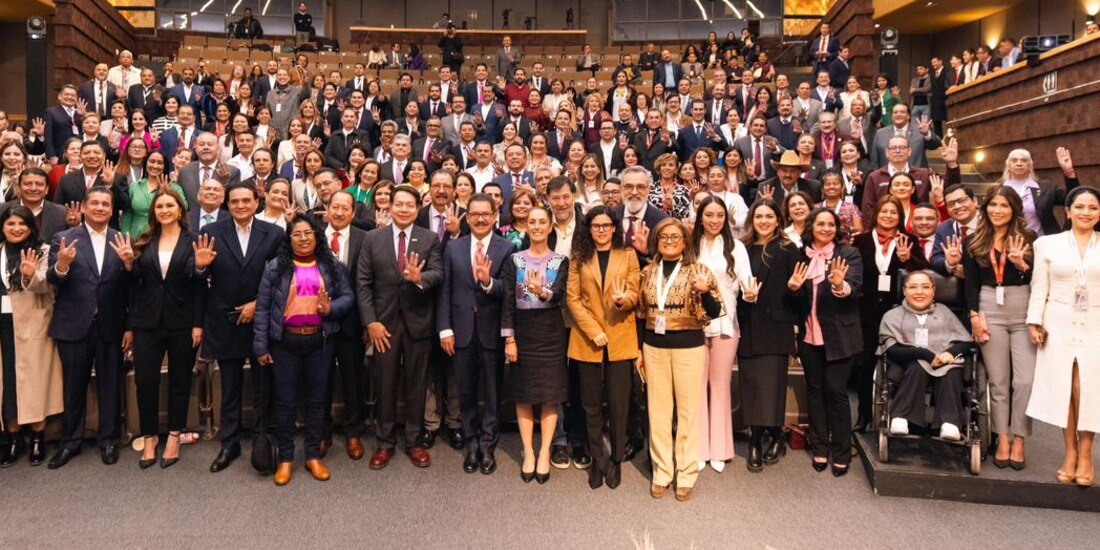 La aspirante presidencial Claudia Sheinbaum (centro) con diputados y líderes de Morena, tras la reunión plenaria, ayer.
