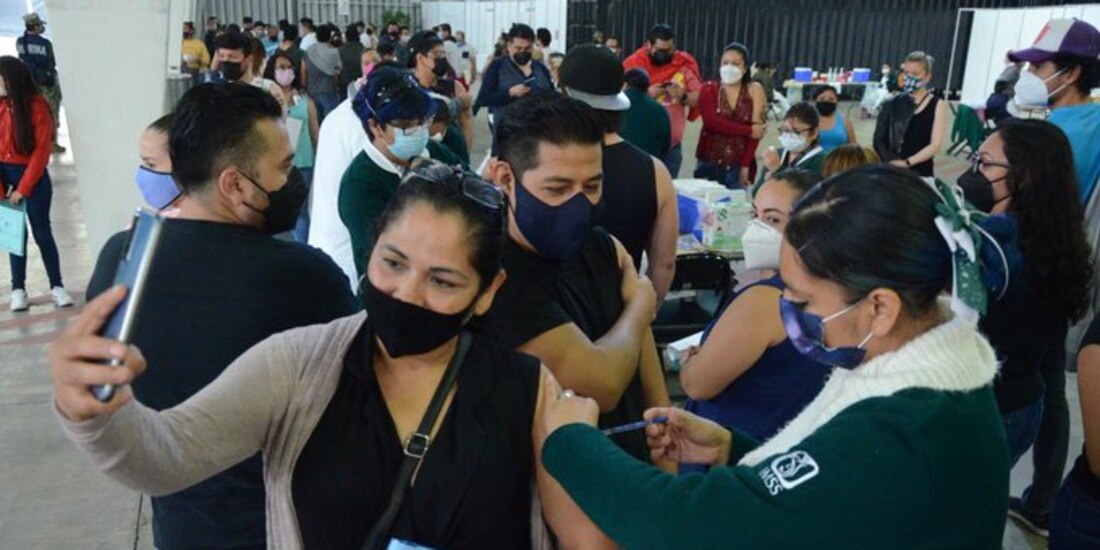 Autoridades analizan la posibilidad de un refuerzo de todas las vacunas contra COVID-19.