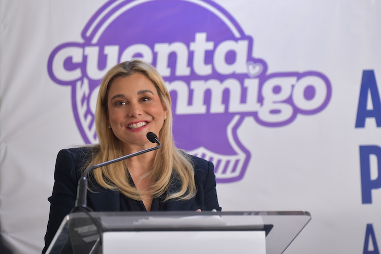 Maru Campos encabeza la entrega de procesadores de implantes cocleares en el Centro de Rehabilitación y Educación Especial.
