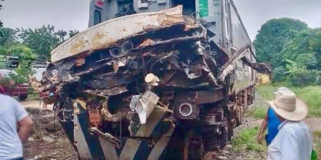 Tren Interoceánico choca contra tráiler debido a maniobra imprudente del segundo.