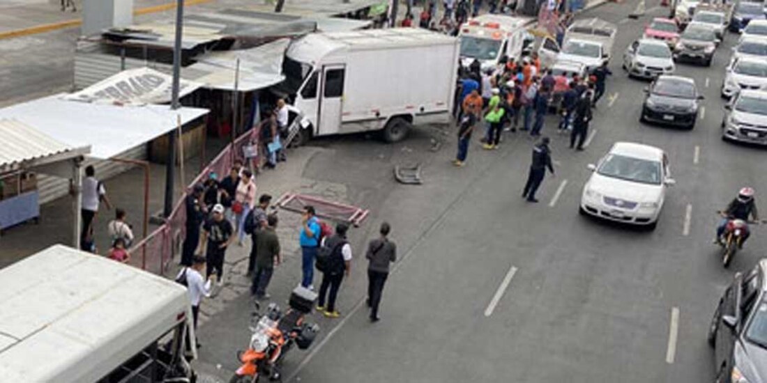Choca camioneta contra puesto semifijo en el paradero del Metro Constitución de 1917