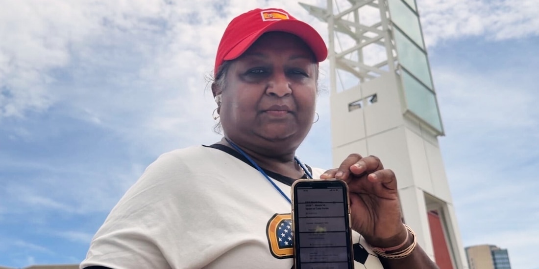 Bina Ramroop muestra el boleto que adquirió en StubHub para el partido del Mundial entre España y Cabo Verde