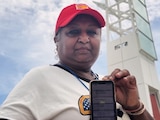 Bina Ramroop muestra el boleto que adquirió en StubHub para el partido del Mundial entre España y Cabo Verde