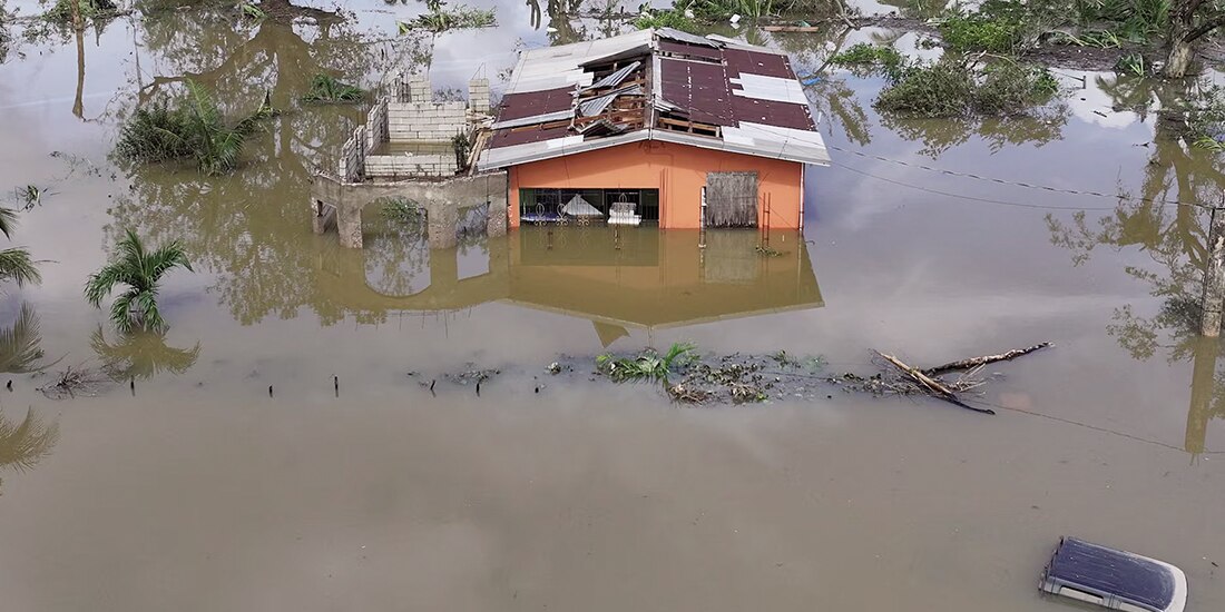 Las lluvias torrenciales dejaron inundación y destrucción a su paso en Río Negro, Jamaica, ayer.