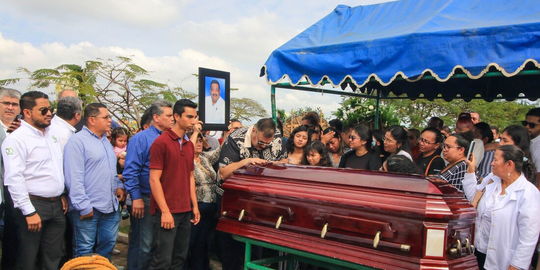 Familiares y amigos dieron el último adiós al periodista y catedrático universitario Alejandro Gallegos León, en un panteón privado de Villahermosa, ayer.