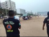 Personal de Protección Civil pidió a la gente retirarse de la playa en Acapulco, ayer.