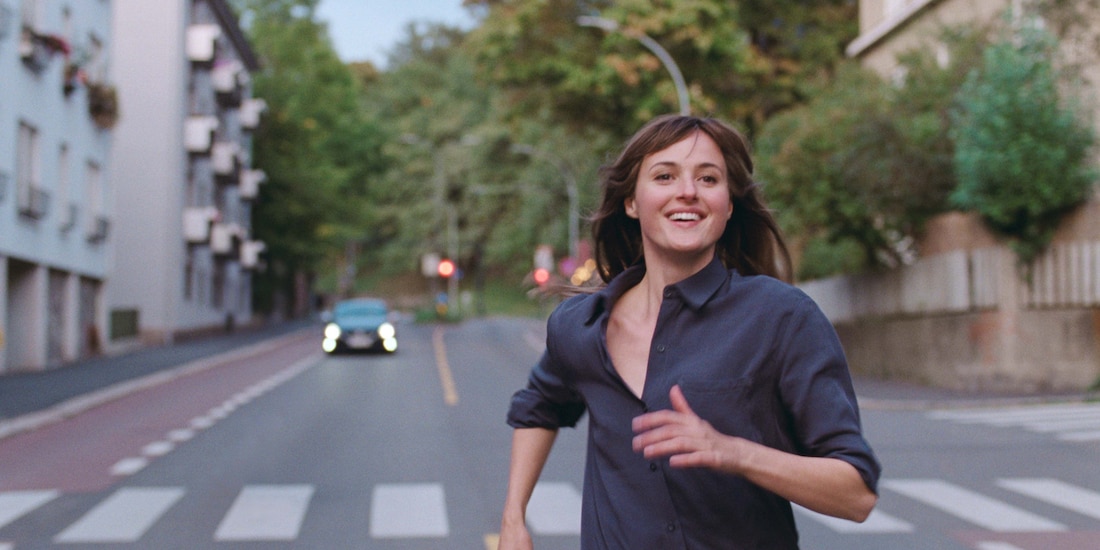 Renate Reinsve, la protagonista, en fotogramas de la cinta.