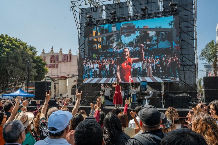 La gobernadora Marina del Pilar Avila Olmeda durante su discurso de respaldo al Gobierno Federal en Tijuana.