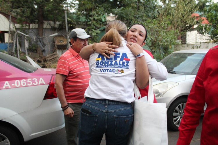 Los vecinos de Tlalpan escuchan los planes de Alfa González para mejorar su comunidad.