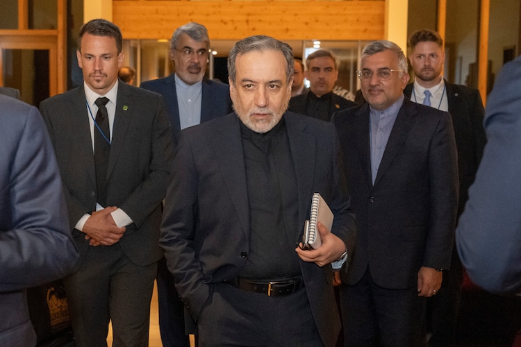 El ministro iraní de Exteriores, Seyyed Abbas Araghchi, en el centro, llega al balneario de Bürgenstock en Obbürgen, cerca de Lucerna, Suiza.