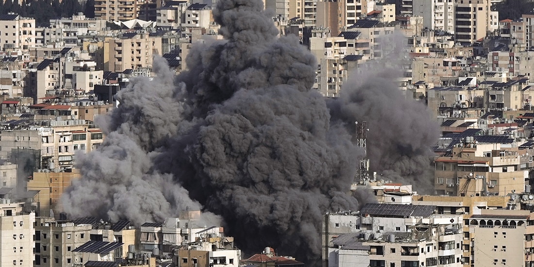 Columna de humo tras un ataque aéreo israelí en Líbano, ayer.