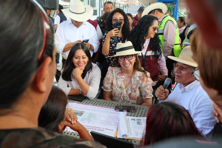 Autoridades de Ecatepec recorren el terreno recuperado de 11 mil metros cuadrados donde se proyecta la construcción de un deportivo.