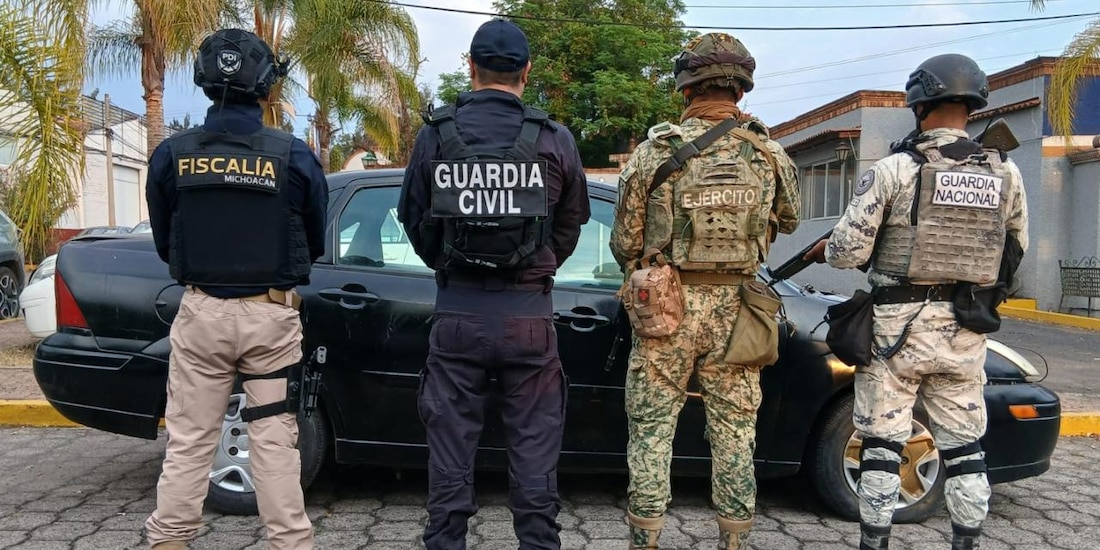 Elementos de la FGE, SEDENA y Guardia Nacional durante el aseguramiento en la colonia La Huerta.