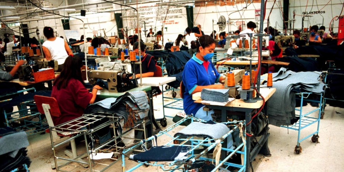 (Archivo) Mujeres maquiladoras que trabajan en la confección de pantalones.
